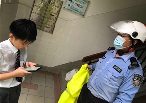 大雨無(wú)情人有情  護(hù)送回家顯溫情—閔行虹橋交通輔警項(xiàng)目隊(duì)員冒雨