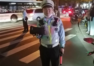 閔行虹橋交管輔警隊(duì)員撿到女士手包